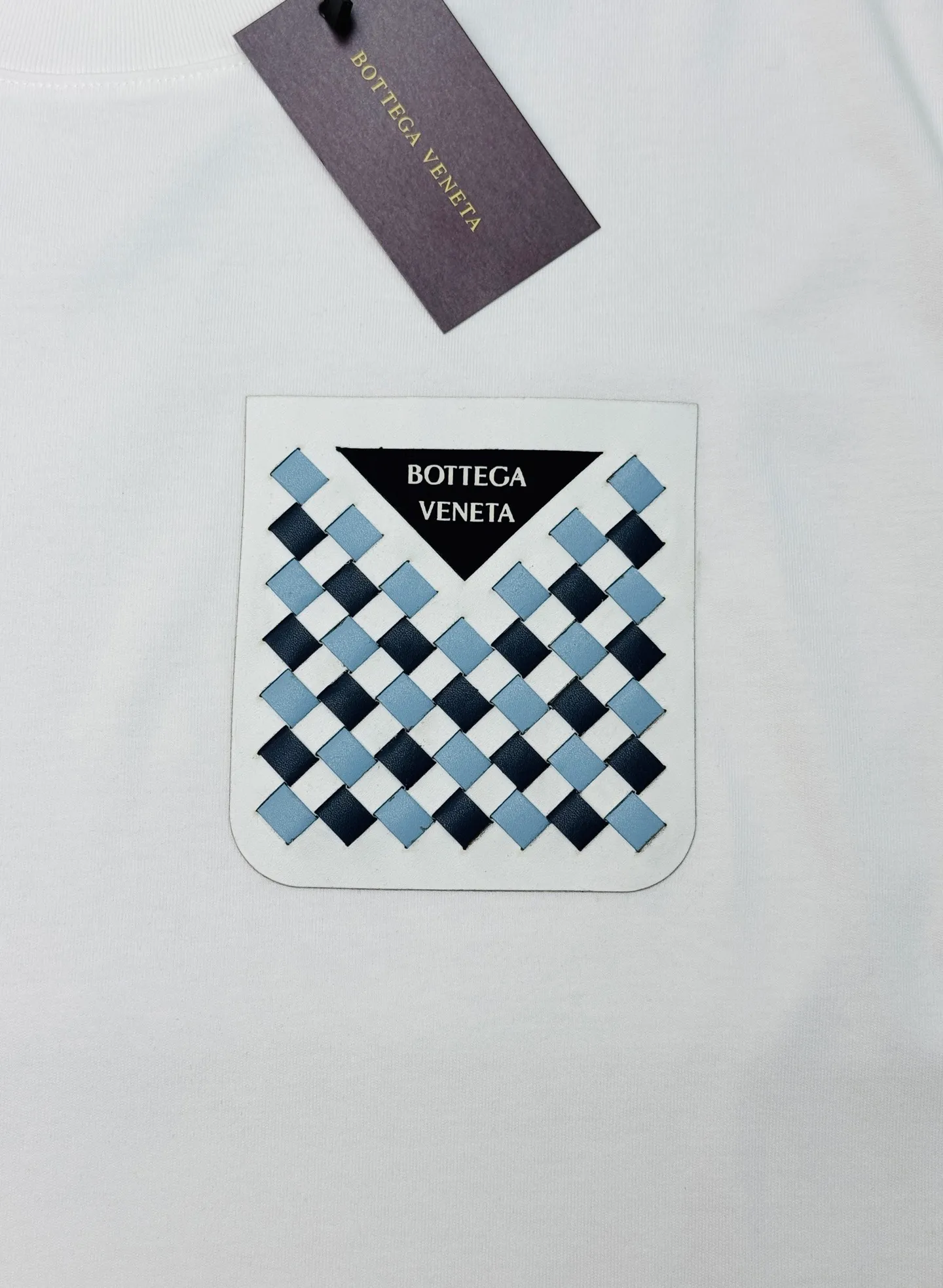 170 ⚜️Bottega Venet* Bottega Veneta comes from the Italian luxury brand Bottega Veneta. It is designed with Classic plaid woven leather, inspired by the brand's iconic woven elements. Made of cotton fabric, comfortable and breathable, perfect for daily outings! Front geometric plaid + brand logo, perfect for recognition. Black and White color matching, simple and detailed. It goes well with jeans or casual pants, and can easily create a fashionable and casual style. European size: Xs-L (S is recommended for 175/140 pounds)